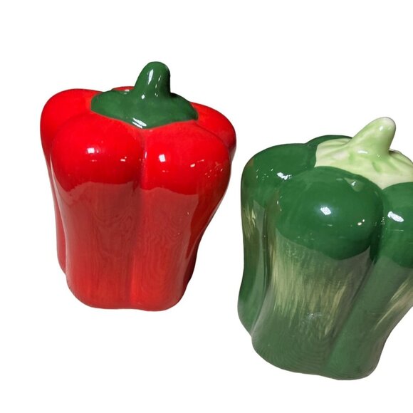 Zest Gardens Sweet Pepper Green Red Salt and Pepper shaker set - Picture 4 of 9